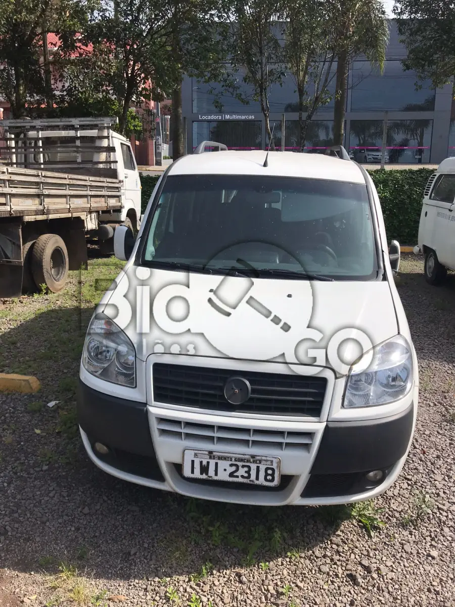 LOTE 013 - Automóvel FIAT/Doblo Essence 1.8 Flex, na cor branco Banchisa, ano de Fab. 2014 mod. 2014