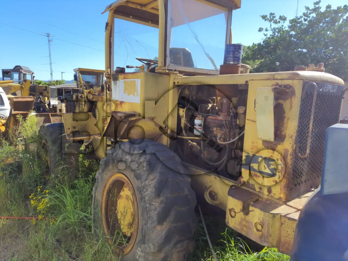 LOTE 002 - CARREGADEIRA CATERPILAR 930 R ANO MODELO 1988