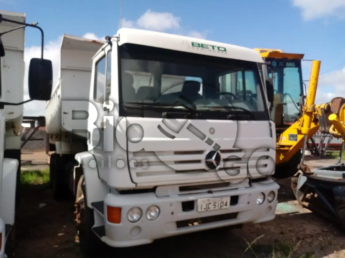 LOTE 016 - Caminhão M.BENZ/1720 K, Ano/modelo: 1999/1999, motor desmontado parcial e não original, com declaração de procedência