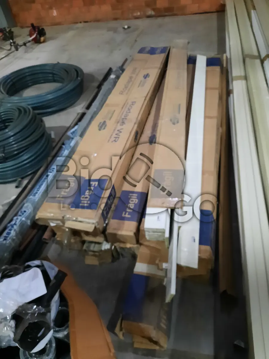 LOTE 001 - Material de construção( Forros, rodapés, mangueiras e conexões de PVC)