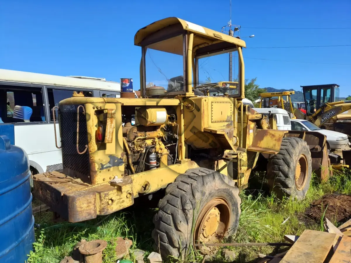 LOTE 002 - CARREGADEIRA CATERPILAR 930 R ANO MODELO 1988