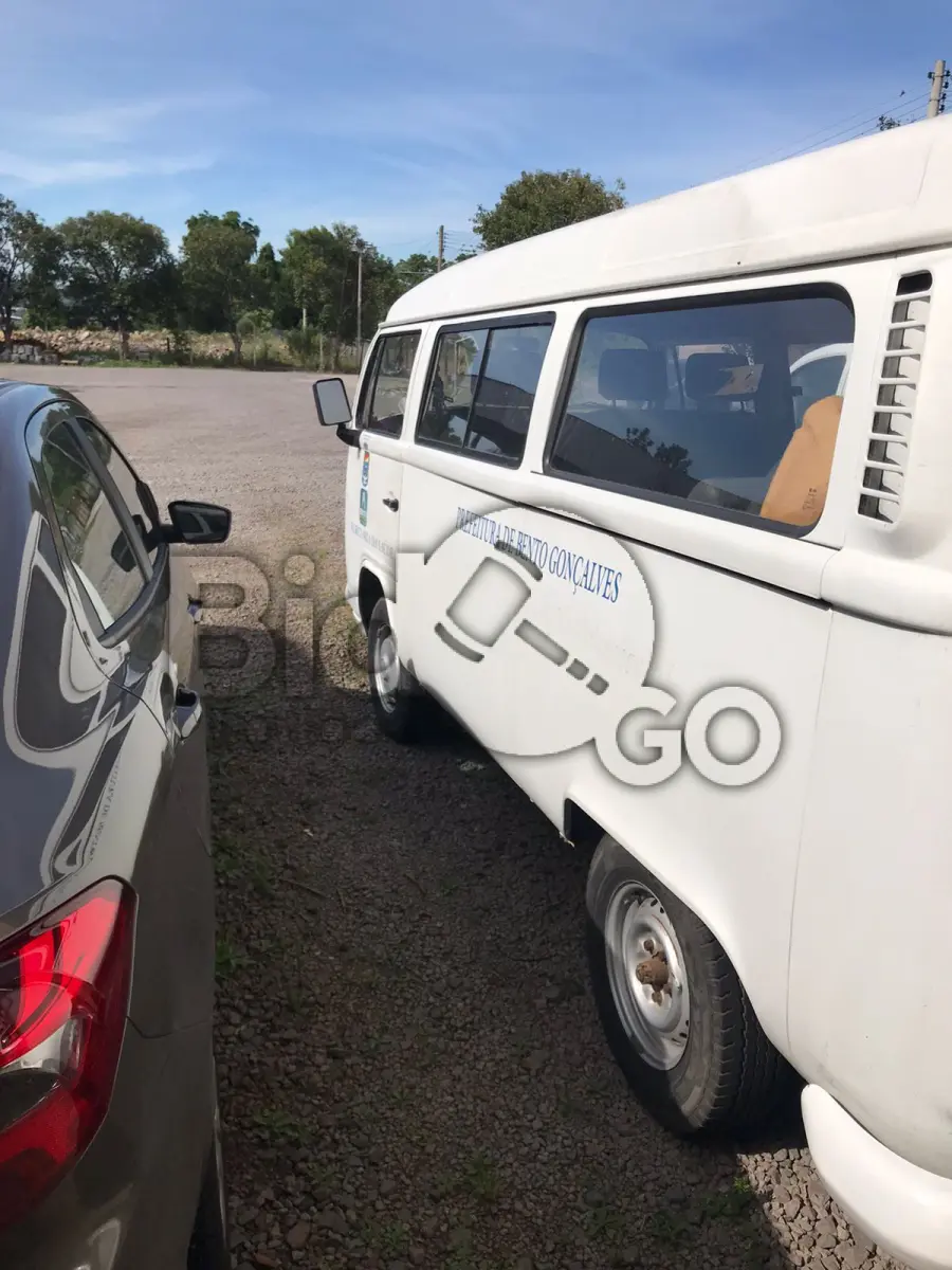 LOTE 011 - Caminhoneta Marca Volks - Kombi branca - ano 2005