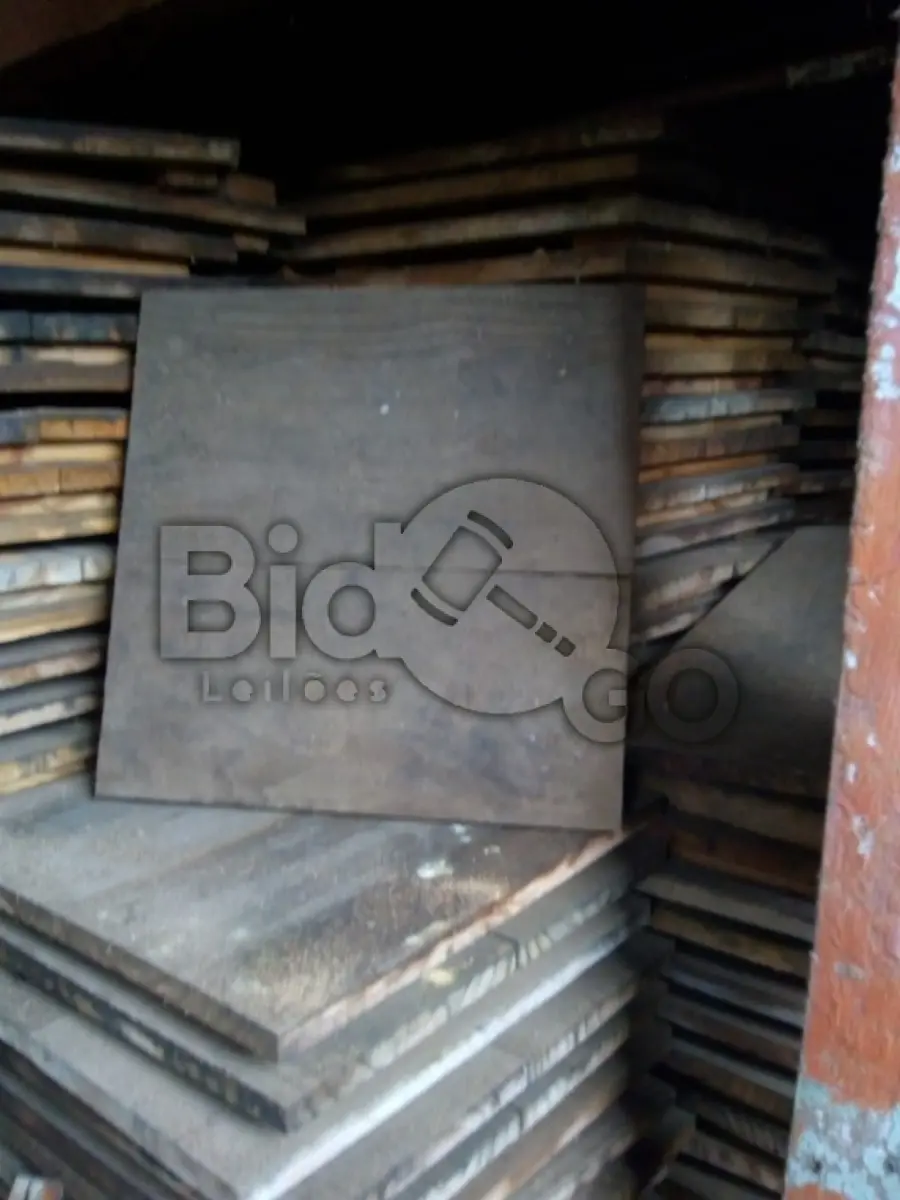 LOTE 016 - MAQUINA VIBRATORIA FABRICAÇÃO DE BLOCOS C/ MOLDES