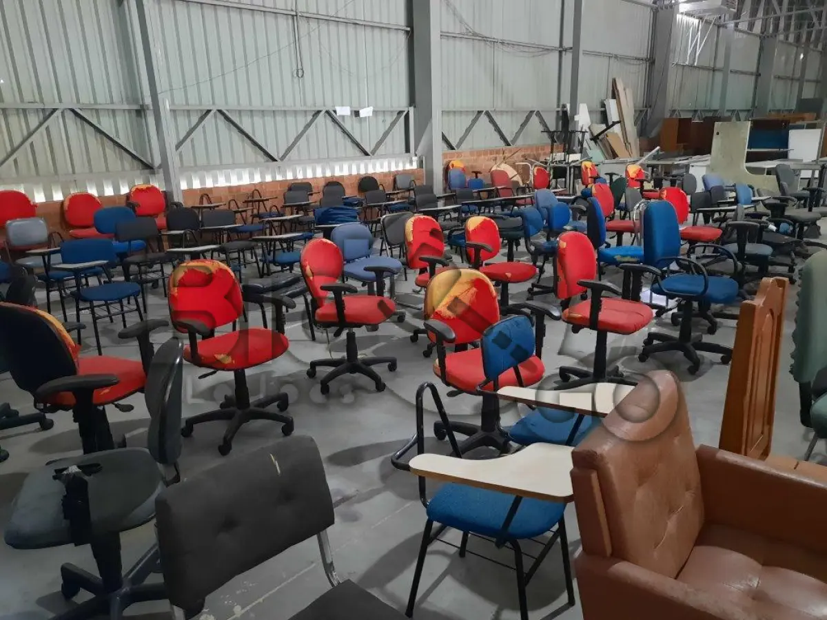 LOTE 006 - Mobiliário em geral