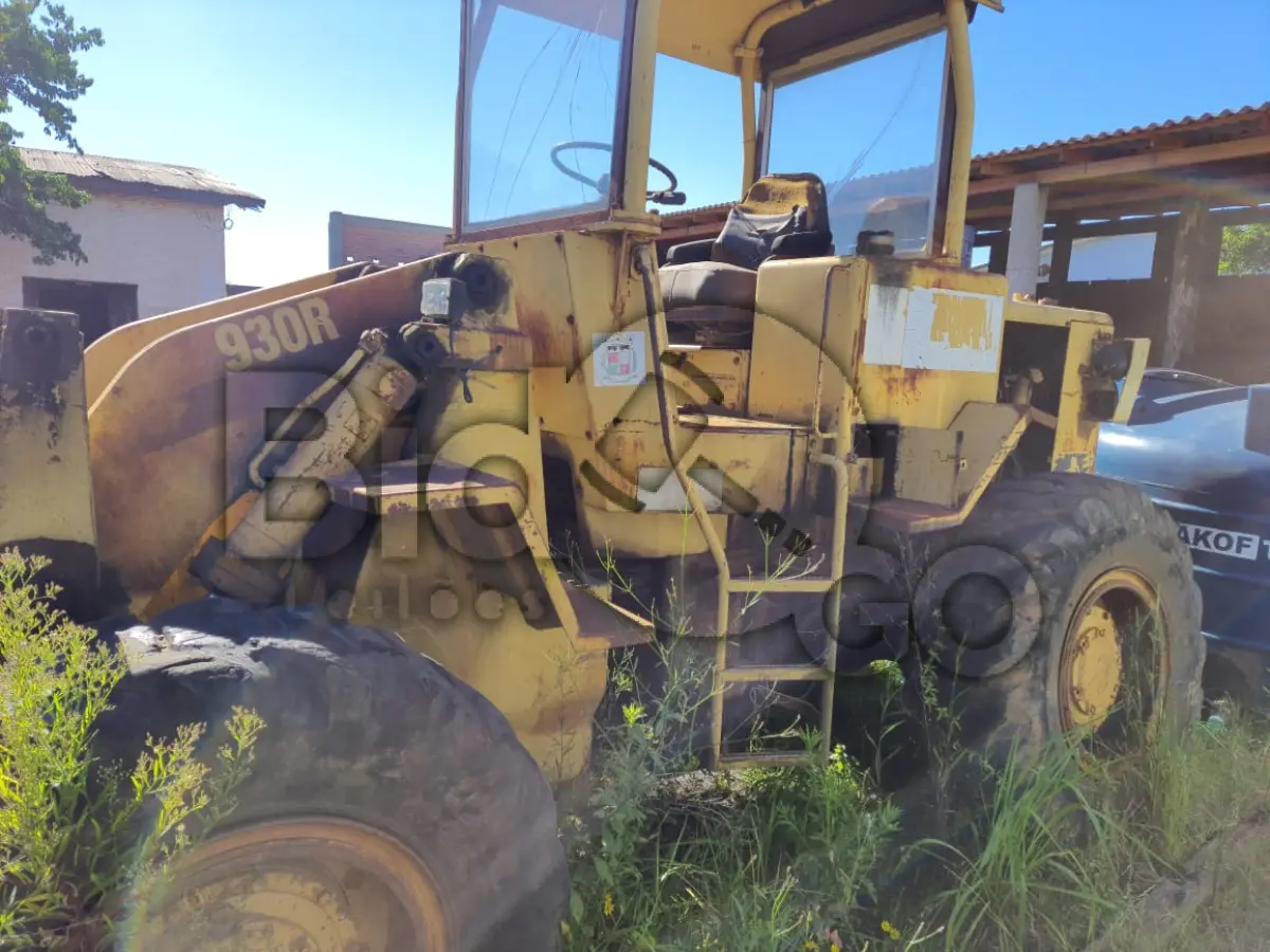 LOTE 002 - CARREGADEIRA CATERPILAR 930 R ANO MODELO 1988