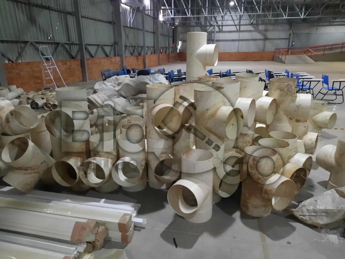 LOTE 001 - Material de construção( Forros, rodapés, mangueiras e conexões de PVC)
