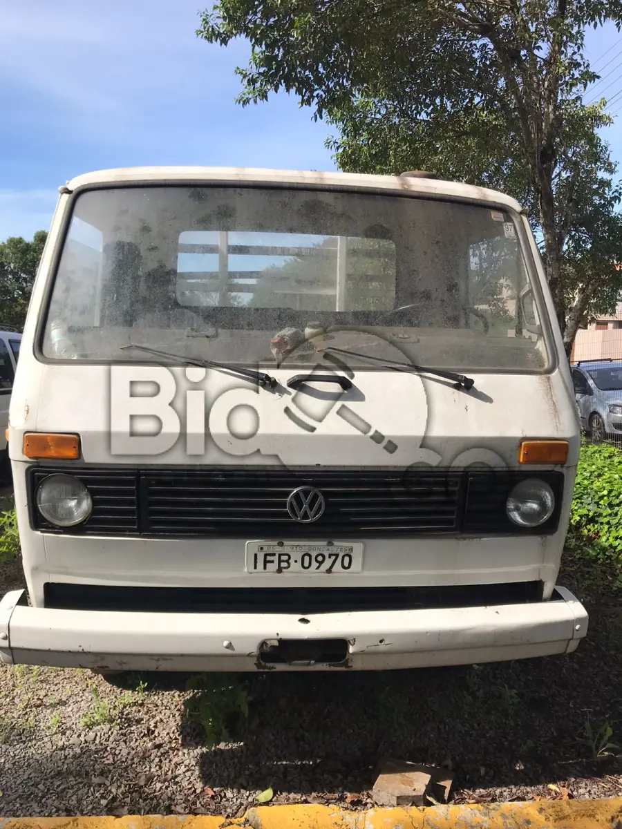 LOTE 010 - Caminhão caçamba aberta modelo VW 690 Ano: 1984 Cor: Branca