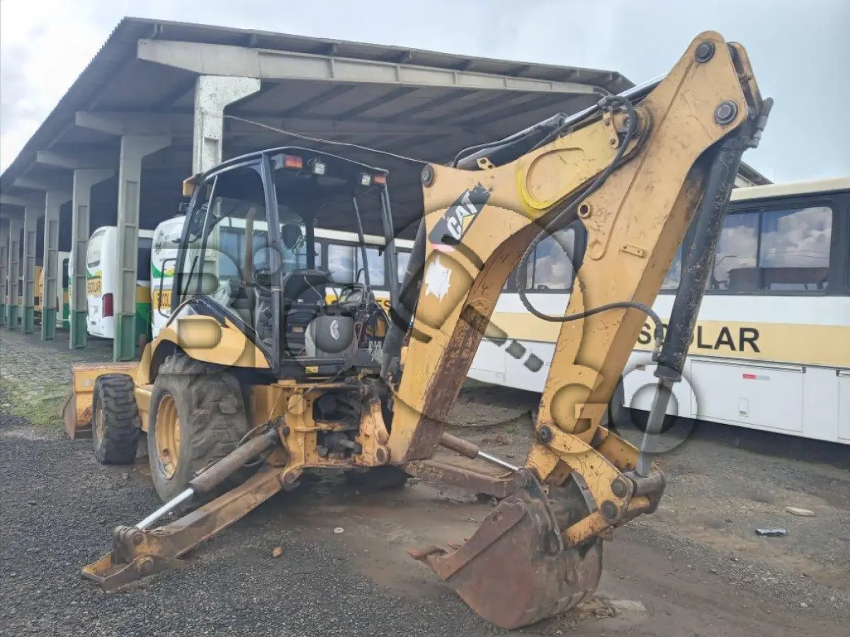 LOTE 002 - Retroescavadeira, marca Caterpilar, modelo 416E, ano de fabricação 2014