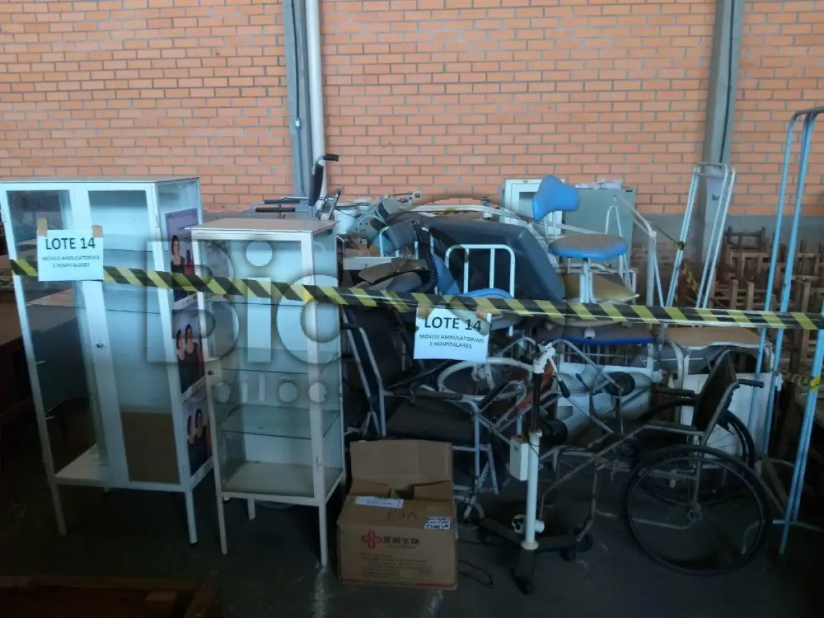 LOTE 014 - DIVERSOS MÓVEIS AMBULATORIAIS E HOSPITALARES