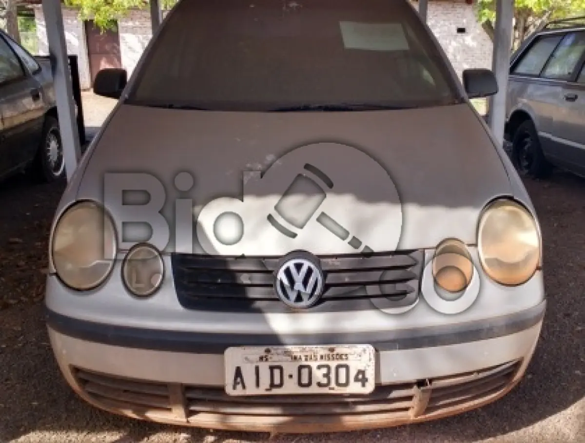 LOTE 002 - Automóvel marca/modelo: VW/POLO SEDAN 1.6, Ano/modelo: 2005/2005