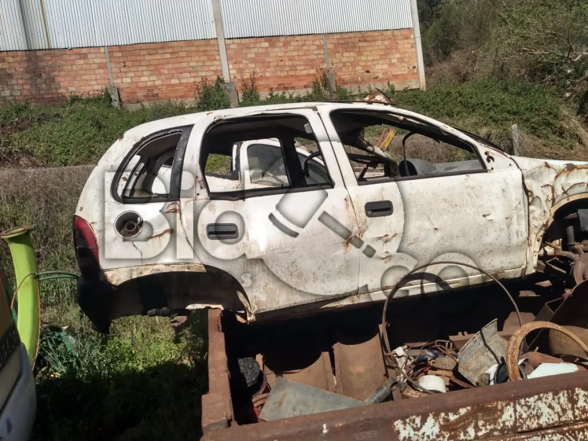 LOTE 024 - SUCATAS AUTOMOTIVAS 1(um) CORSA E 1(um) CELTA