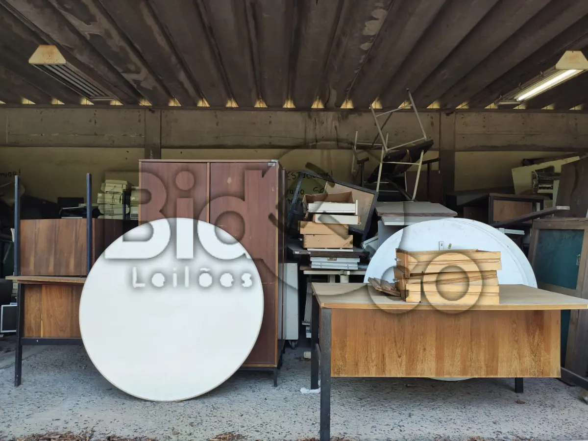 LOTE 005 - Mobiliário