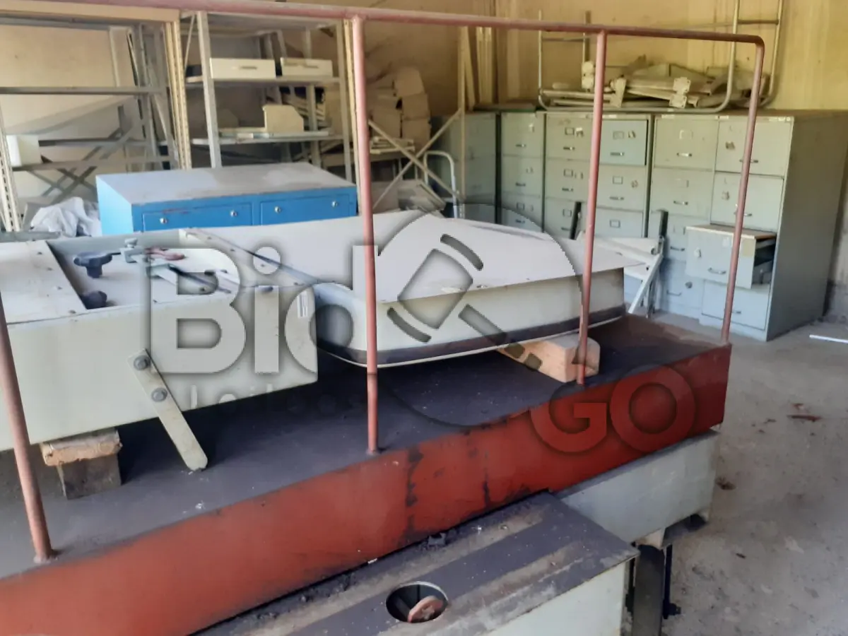 LOTE 005 - Mobiliário