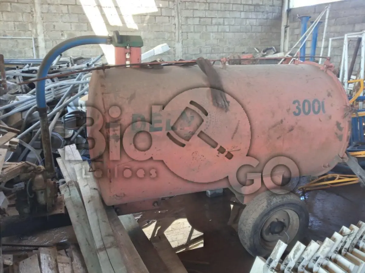 LOTE 010 - Implemento agrícola tipo tanque de sucção