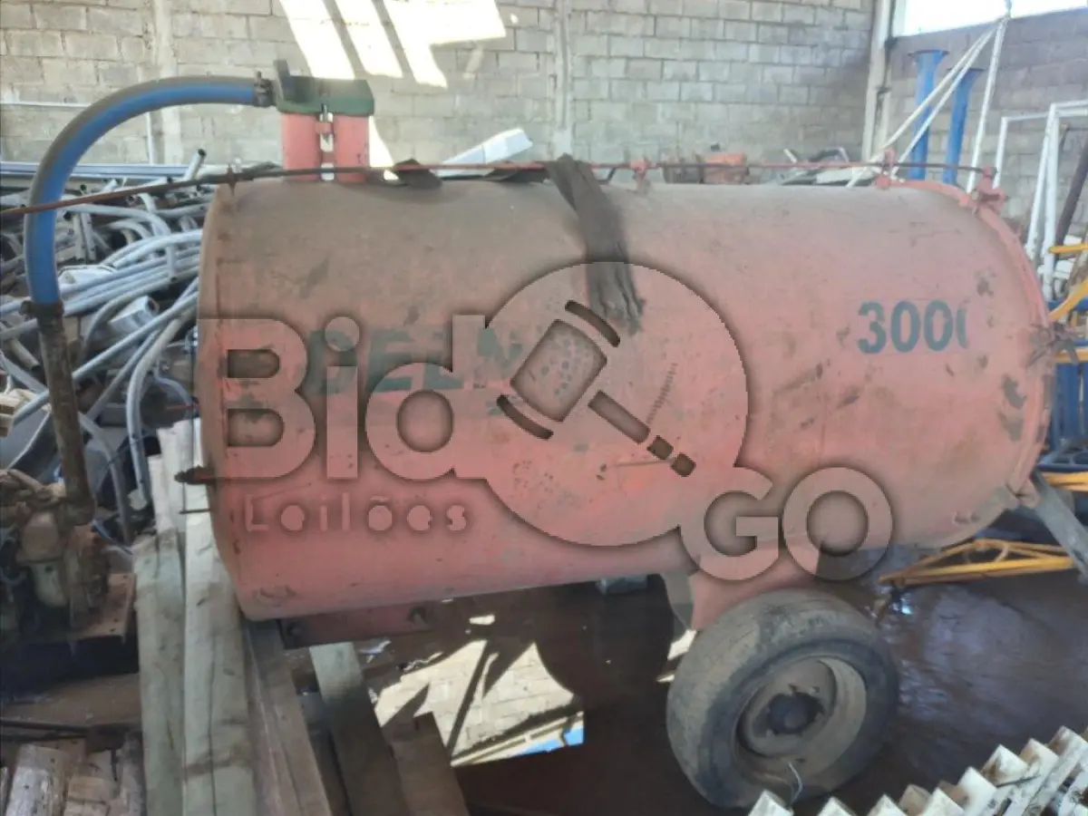 LOTE 010 - Implemento agrícola tipo tanque de sucção