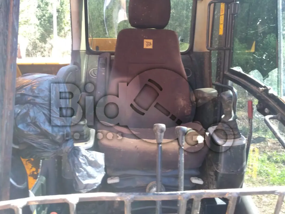 LOTE 023 - RETROESCAVADEIRA JCB