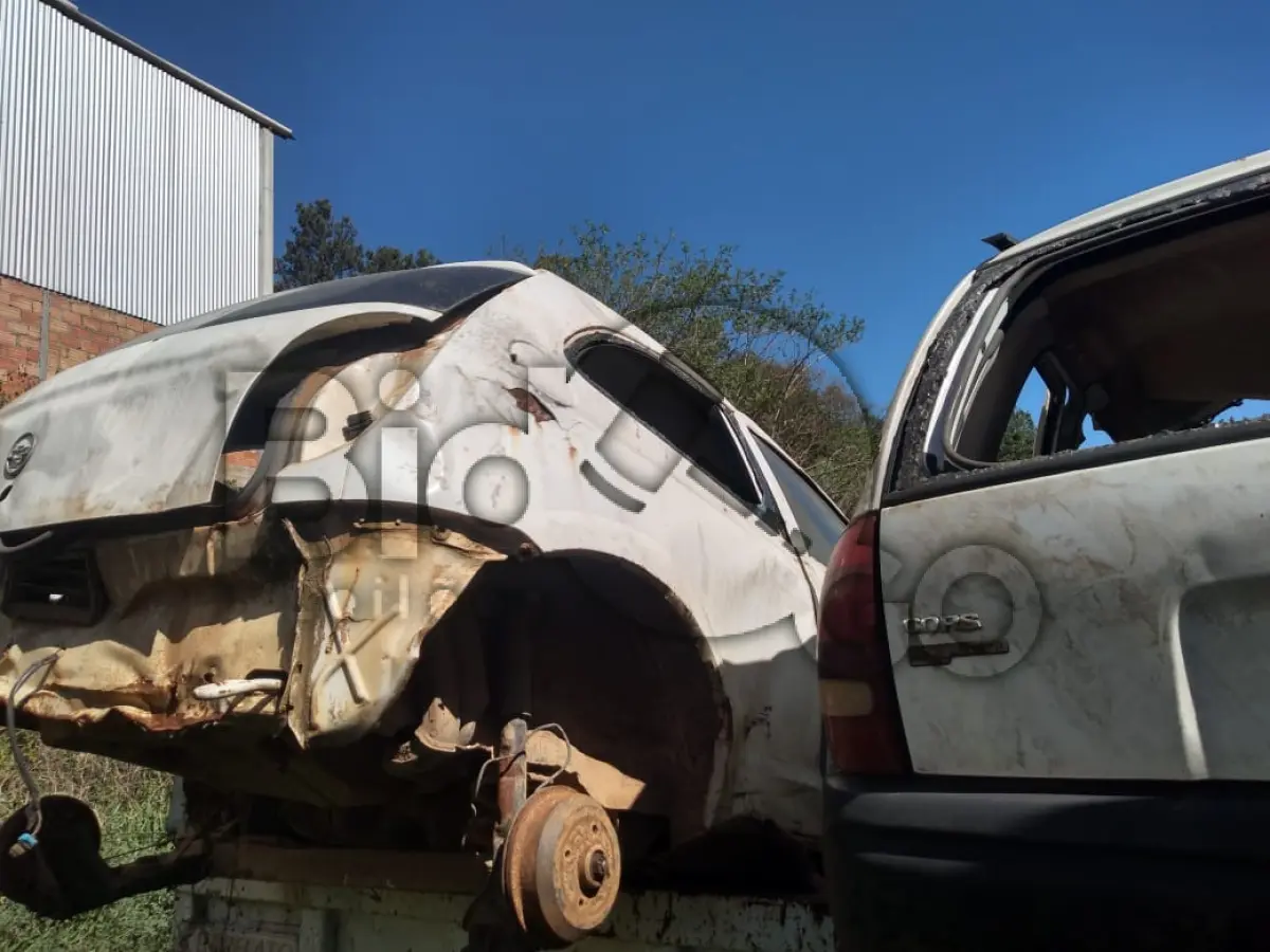 LOTE 024 - SUCATAS AUTOMOTIVAS 1(um) CORSA E 1(um) CELTA