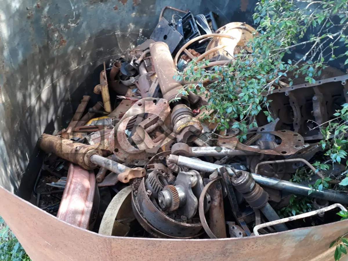 LOTE 022 - Sucata de Ferro/METAL: Sucatas de Metal peças de veículos e objetos inutilizados, mais (estimativa total 10.000Kg):