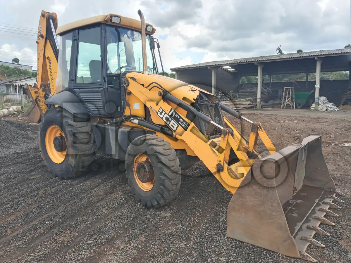 LOTE 001 - Retroescavadeira marca JCB, modelo 3C Plus, ano de fabricação 2014