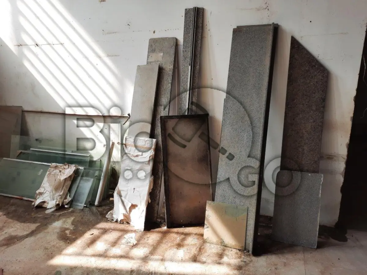 LOTE 007 - Sucatas de materiais diversos(vaso sanitários, granitos, janelas)