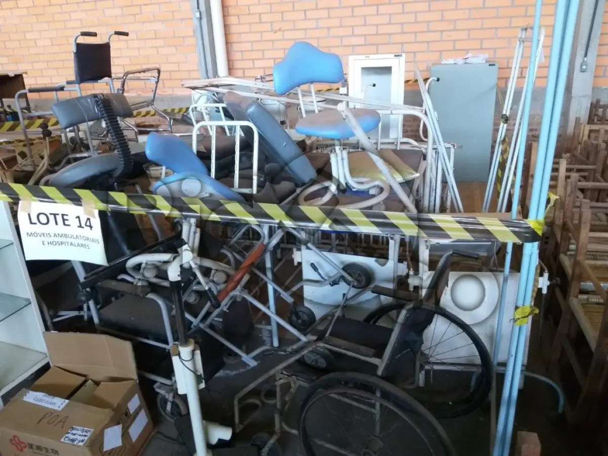 LOTE 014 - DIVERSOS MÓVEIS AMBULATORIAIS E HOSPITALARES
