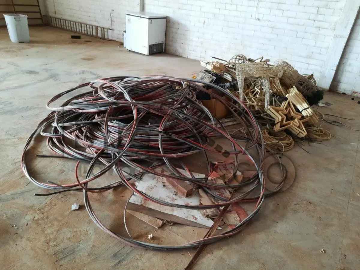 LOTE 006 - Sucatas de Luminárias e material elétrico