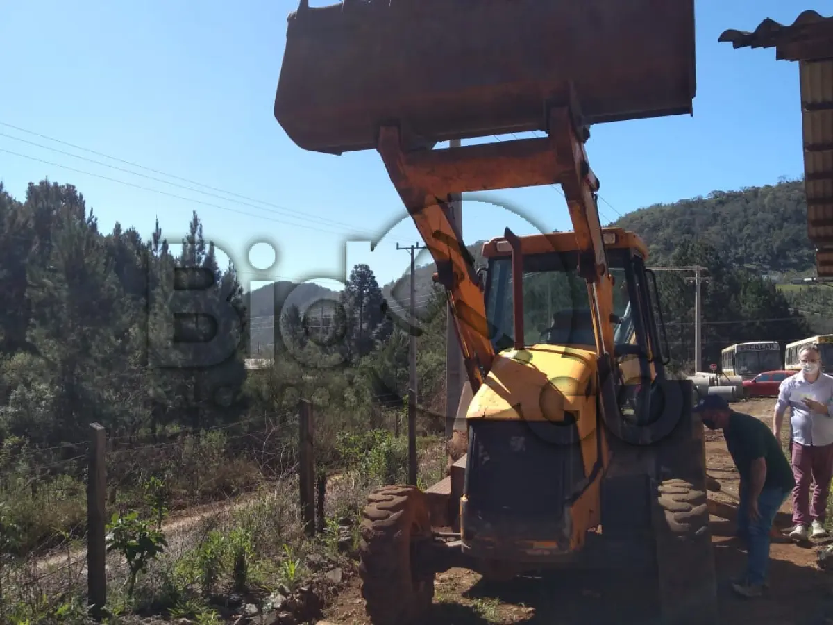 LOTE 023 - RETROESCAVADEIRA JCB