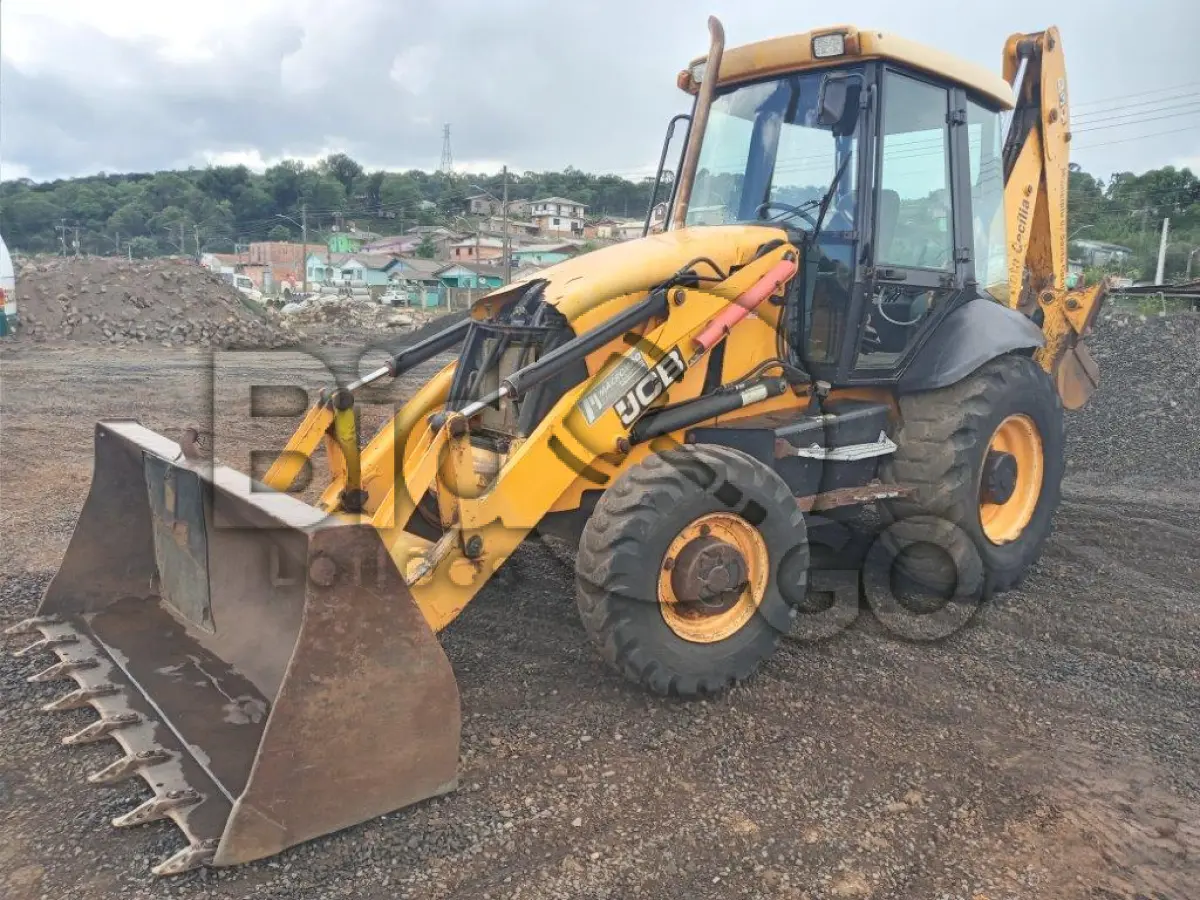 LOTE 001 - Retroescavadeira marca JCB, modelo 3C Plus, ano de fabricação 2014