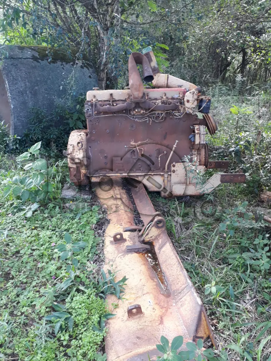LOTE 022 - Sucata de Ferro/METAL: Sucatas de Metal peças de veículos e objetos inutilizados, mais (estimativa total 10.000Kg):