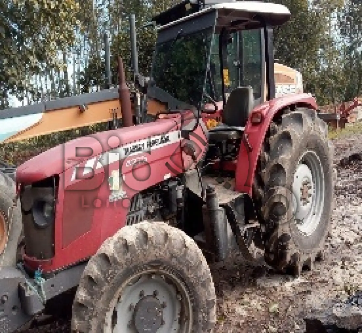 LOTE 028 - TRATOR AGRÍCOLA MASSEY FERGUSON modelo MF4275/4