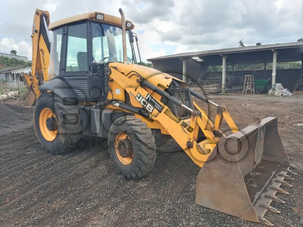 LOTE 001 - Retroescavadeira marca JCB, modelo 3C Plus, ano de fabricação 2014