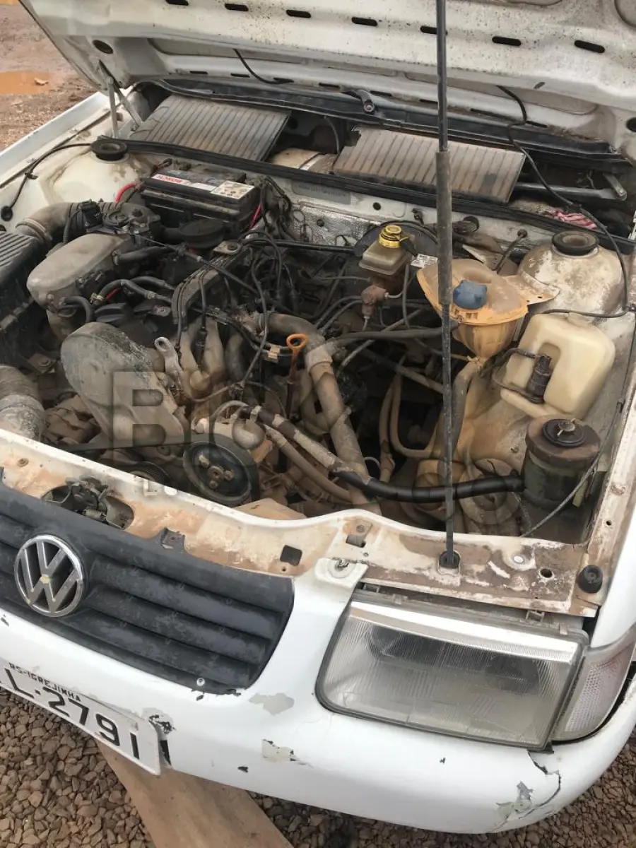 LOTE 002 - UM veículo VW/Santana, cor branca, ano/modelo 1998/1999