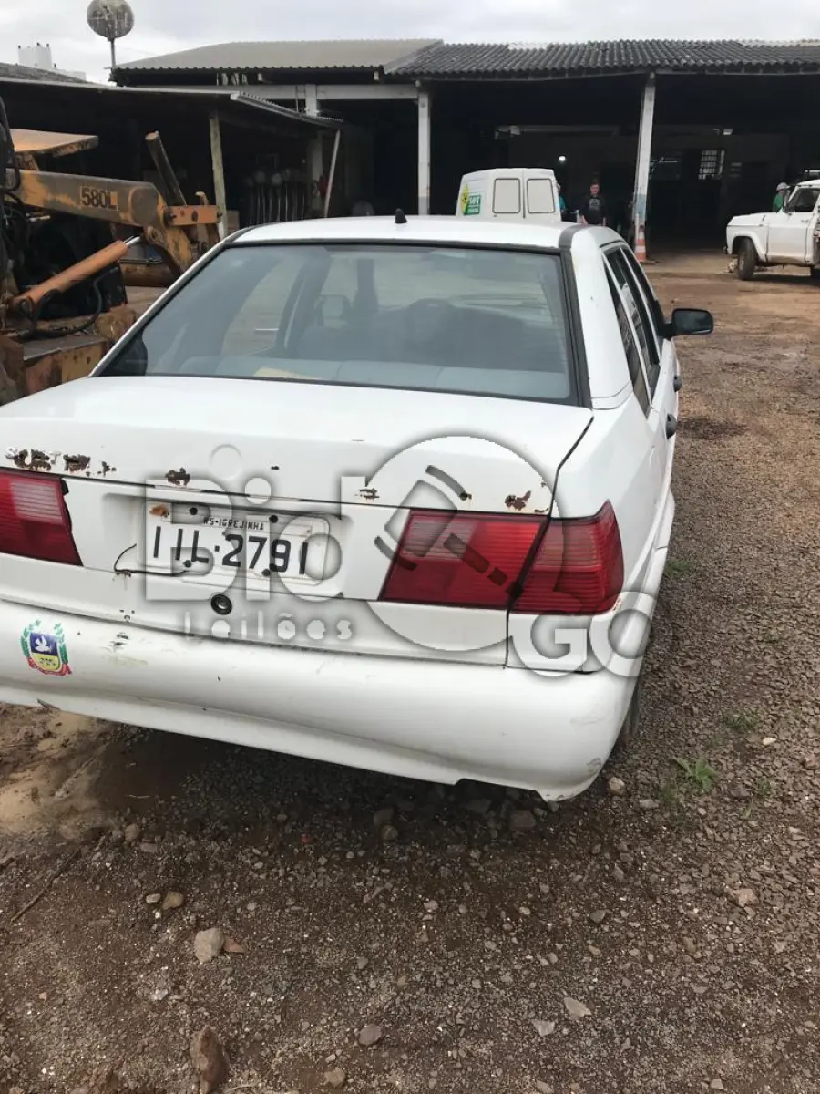 LOTE 002 - UM veículo VW/Santana, cor branca, ano/modelo 1998/1999