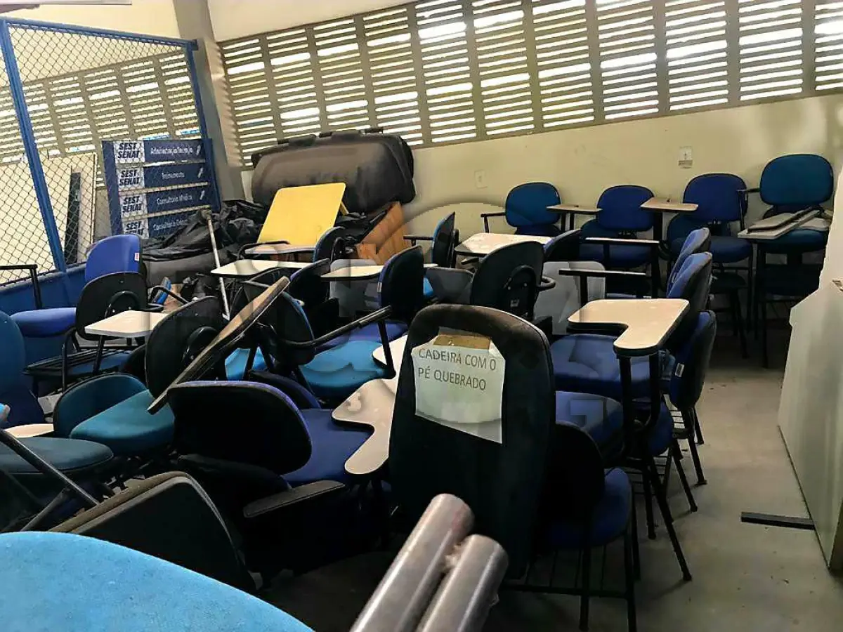 LOTE 005 - Cadeiras (diversas)