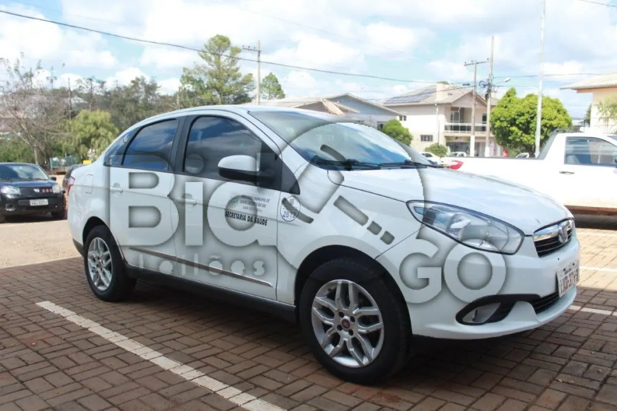LOTE 008 - Um Automóvel, Siena Essence 1.6, marca Fiat ano/modelo 2015/2016