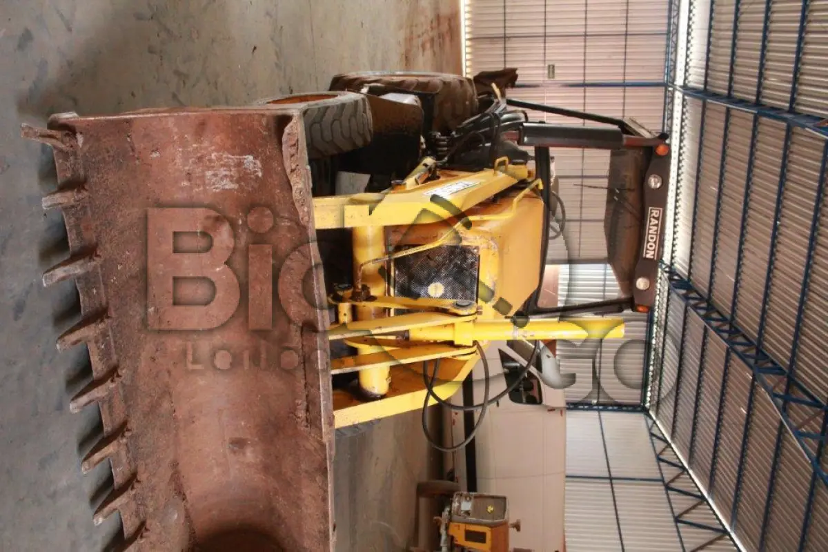 LOTE 001 - Uma Retroescavadeira Randon – modelo RK 406 4x4, ano 2013