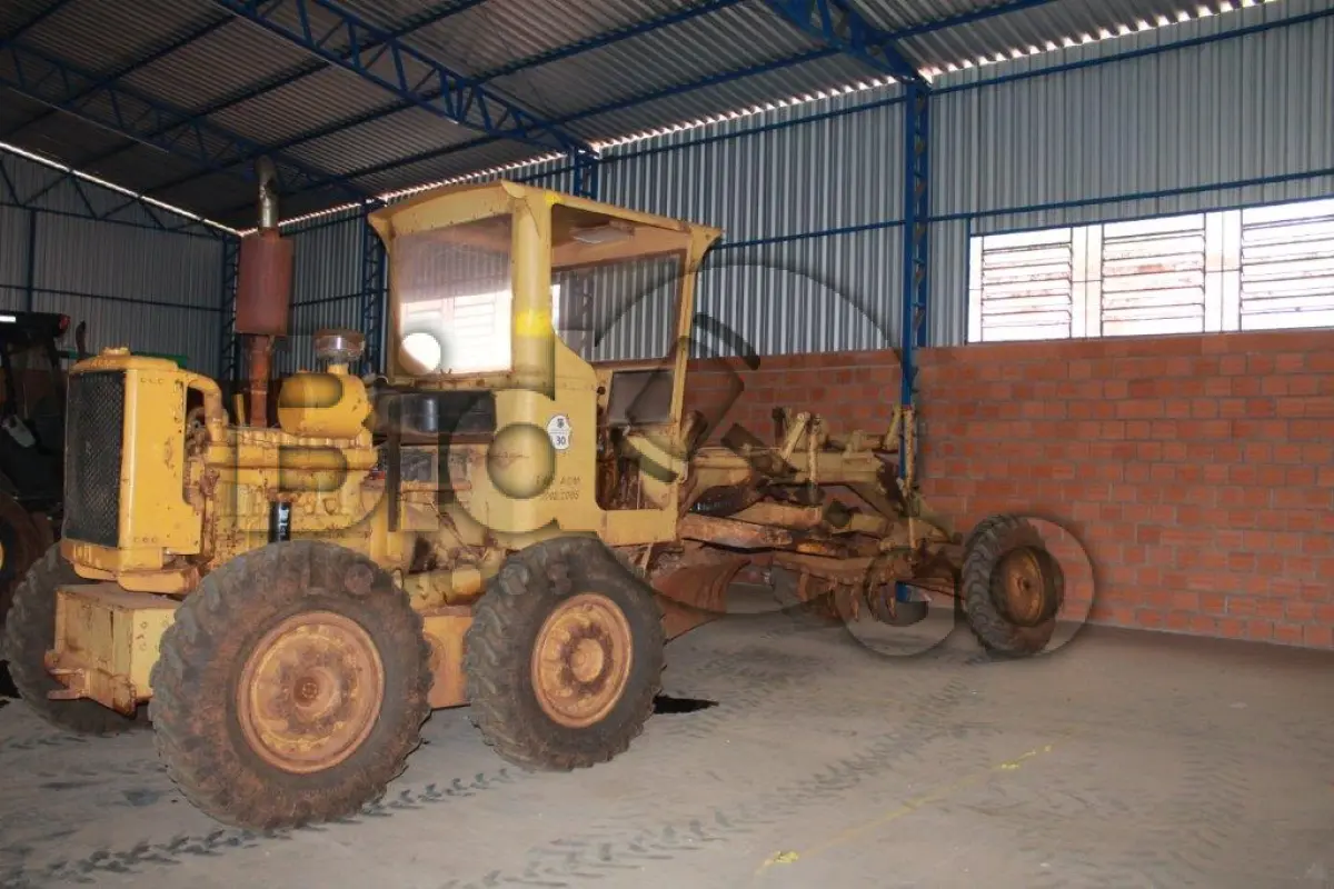 LOTE 002 - Uma Motoniveladora, Caterpiler 120 B ano 1980