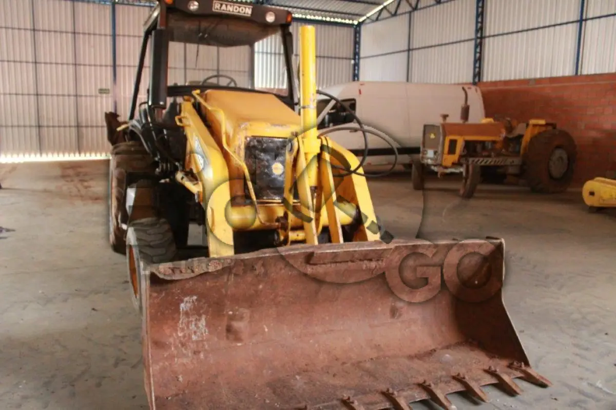 LOTE 001 - Uma Retroescavadeira Randon – modelo RK 406 4x4, ano 2013