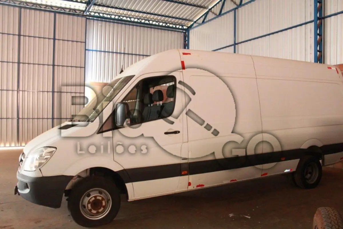 LOTE 009 - Um Furgão Sprinter 515CDI marca Mercedes Benz, ano/modelo 2013