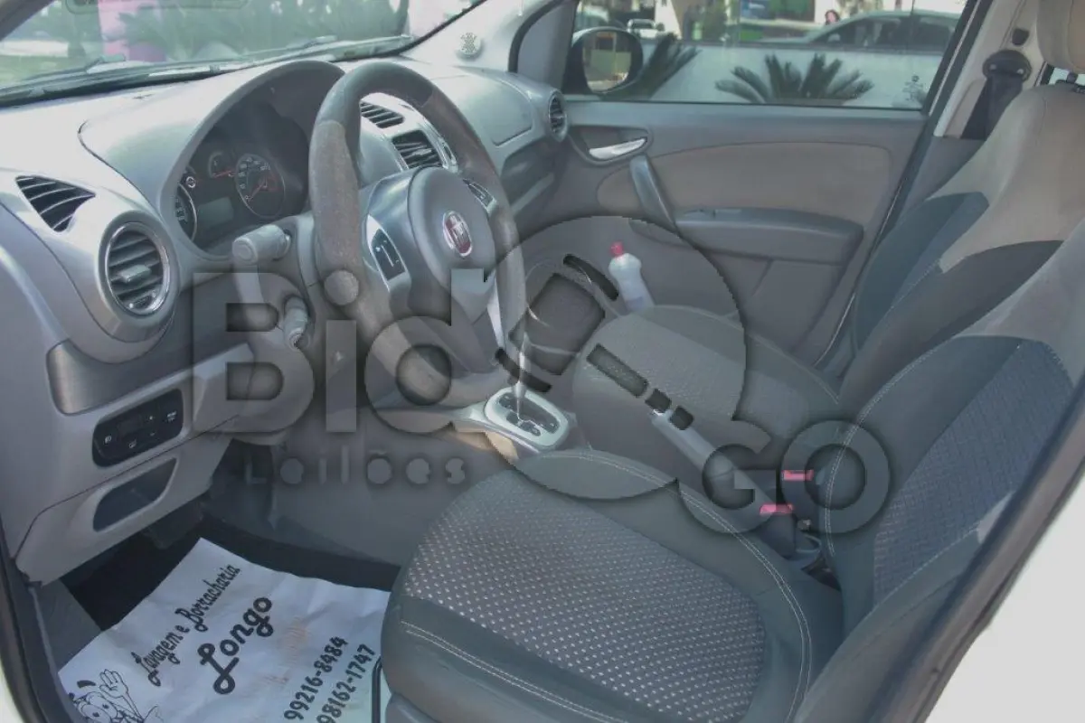 LOTE 008 - Um Automóvel, Siena Essence 1.6, marca Fiat ano/modelo 2015/2016