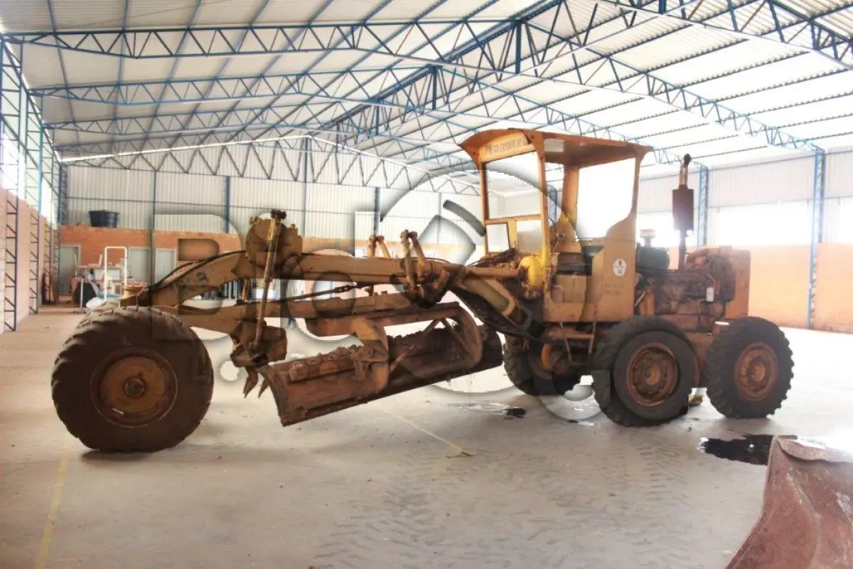 LOTE 002 - Uma Motoniveladora, Caterpiler 120 B ano 1980