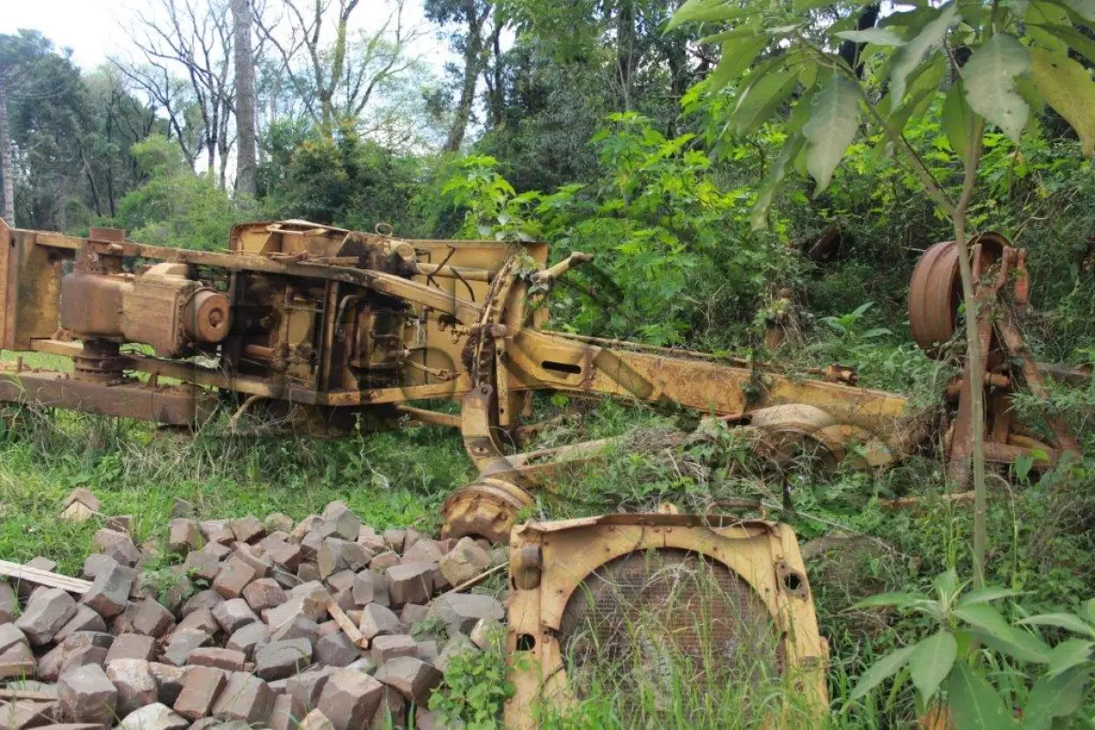 LOTE 016 - Lote de Sucata de Motoniveladora 120B; no estado de conservação e funcionamento em que se encontra.