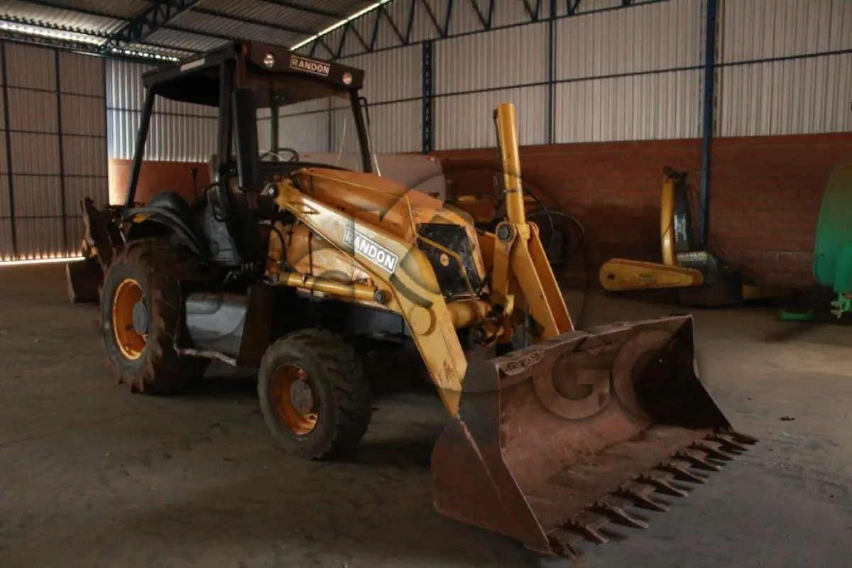 LOTE 001 - Uma Retroescavadeira Randon – modelo RK 406 4x4, ano 2013