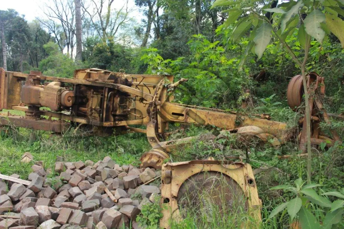 LOTE 016 - Lote de Sucata de Motoniveladora 120B; no estado de conservação e funcionamento em que se encontra.