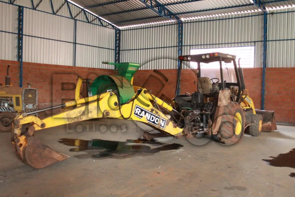 LOTE 001 - Uma Retroescavadeira Randon – modelo RK 406 4x4, ano 2013