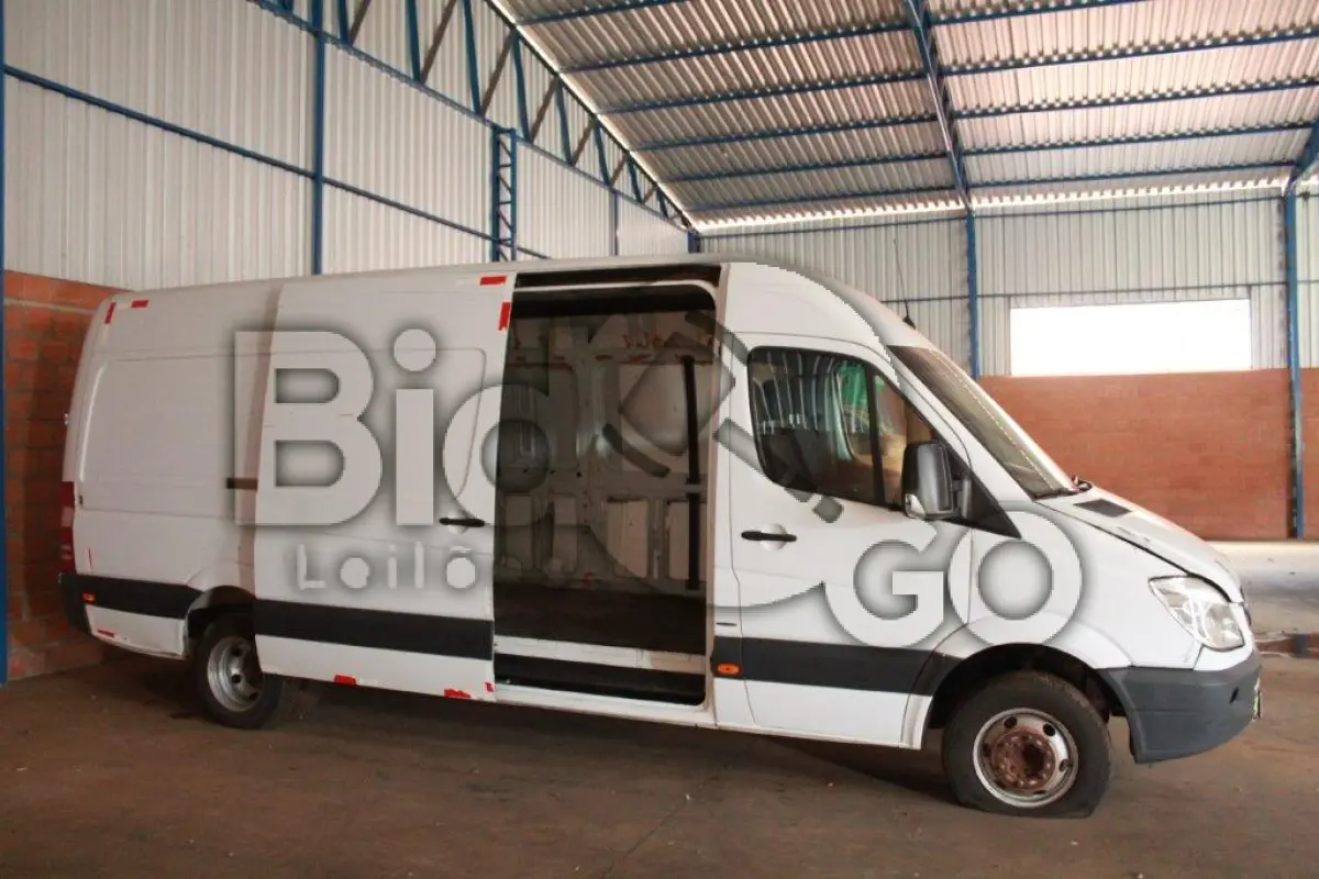 LOTE 009 - Um Furgão Sprinter 515CDI marca Mercedes Benz, ano/modelo 2013
