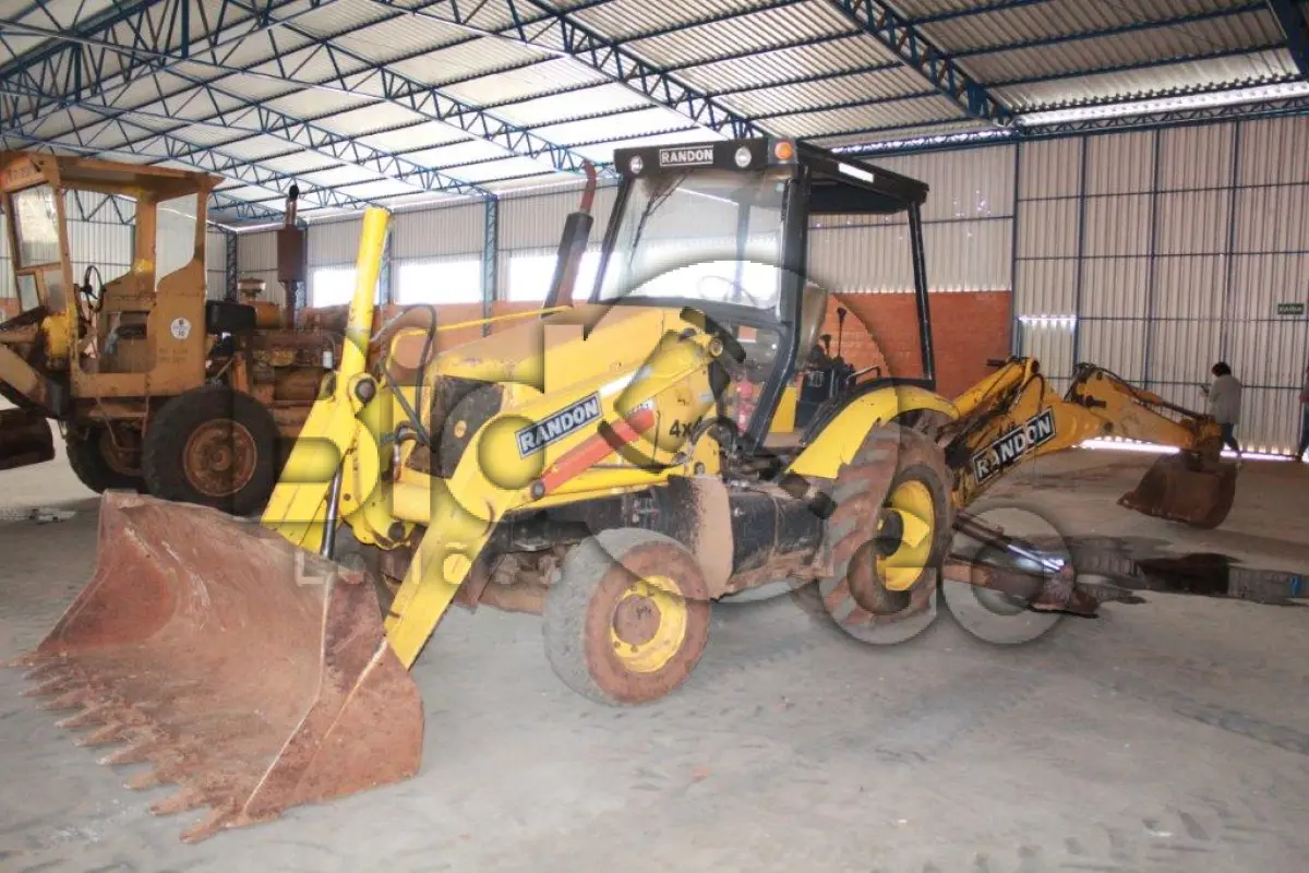 LOTE 001 - Uma Retroescavadeira Randon – modelo RK 406 4x4, ano 2013