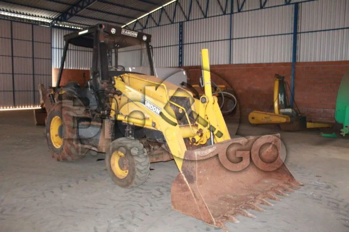 LOTE 001 - Uma Retroescavadeira Randon – modelo RK 406 4x4, ano 2013