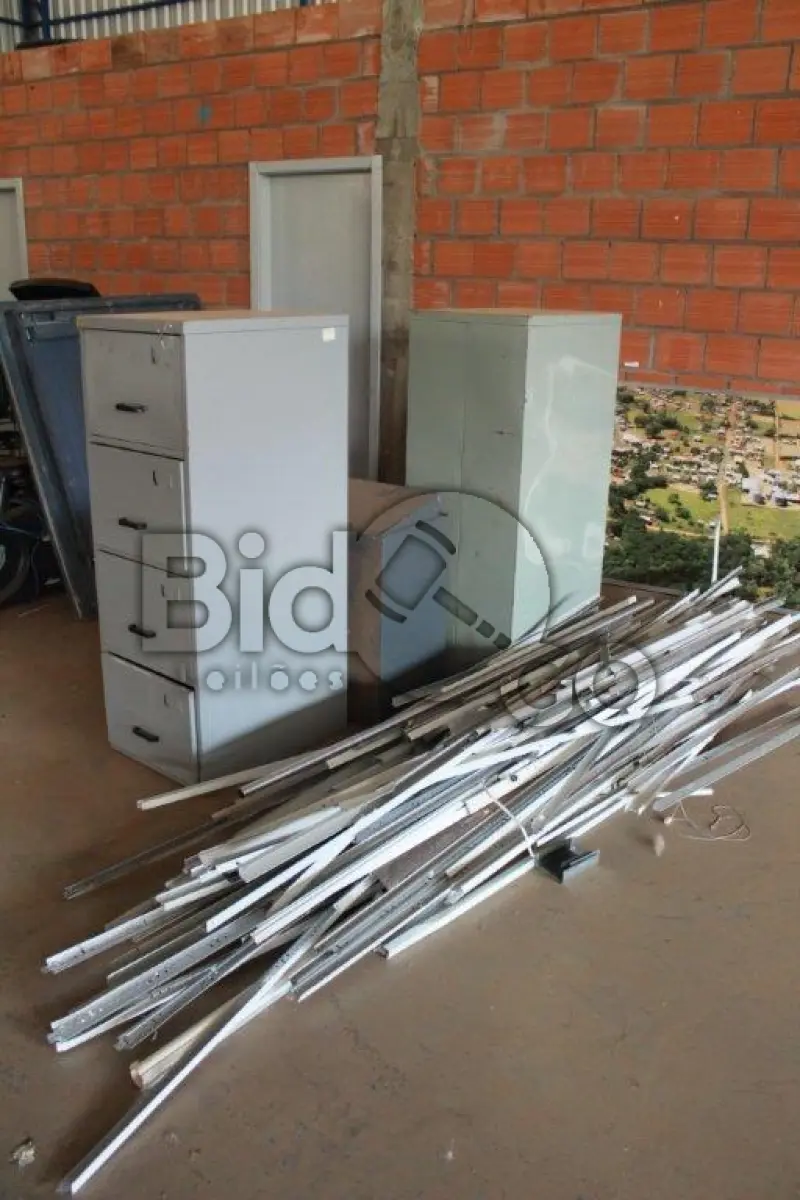 LOTE 013 - Lote de Moveis em Metal; no estado de conservação e funcionamento em que se encontra.