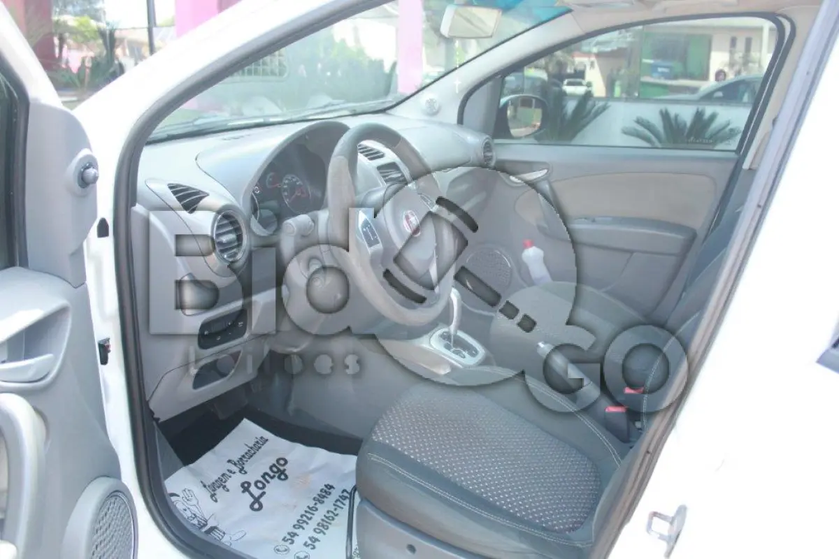 LOTE 008 - Um Automóvel, Siena Essence 1.6, marca Fiat ano/modelo 2015/2016